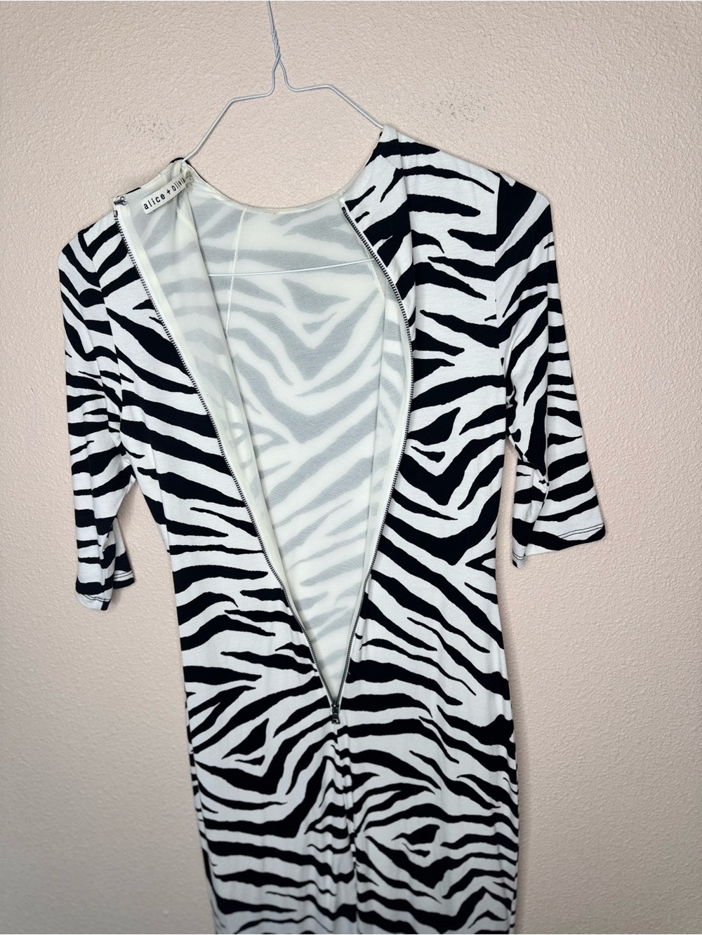 ALICE + OLIVIA black and white tiger Delora midi dress size 4 - Picture 6 of 6